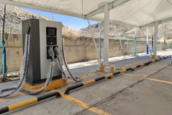 Charging infrastructure for electric locomotives